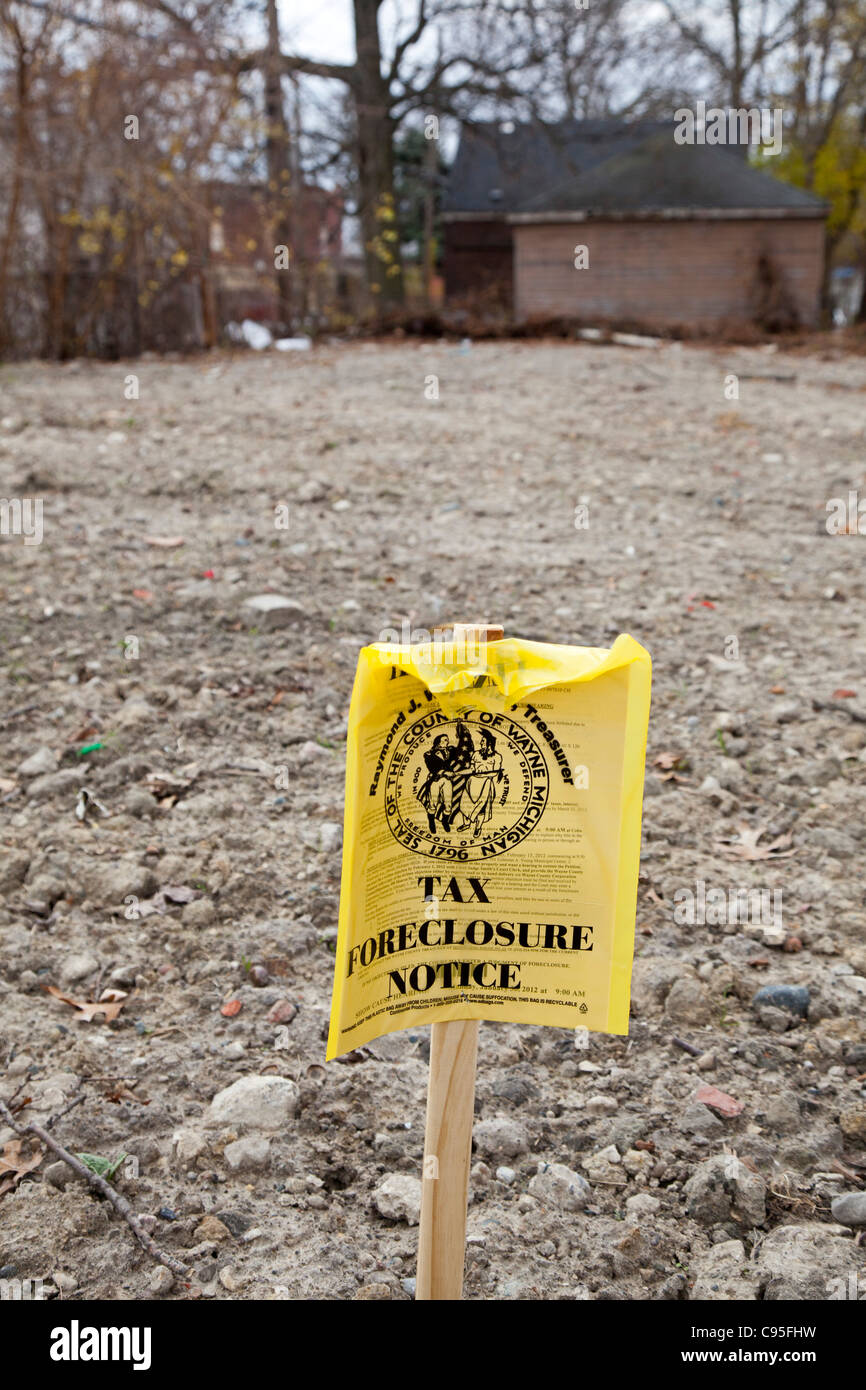 Detroit, Michigan - Un avis de saisie affiché sur un lot vacant. Banque D'Images