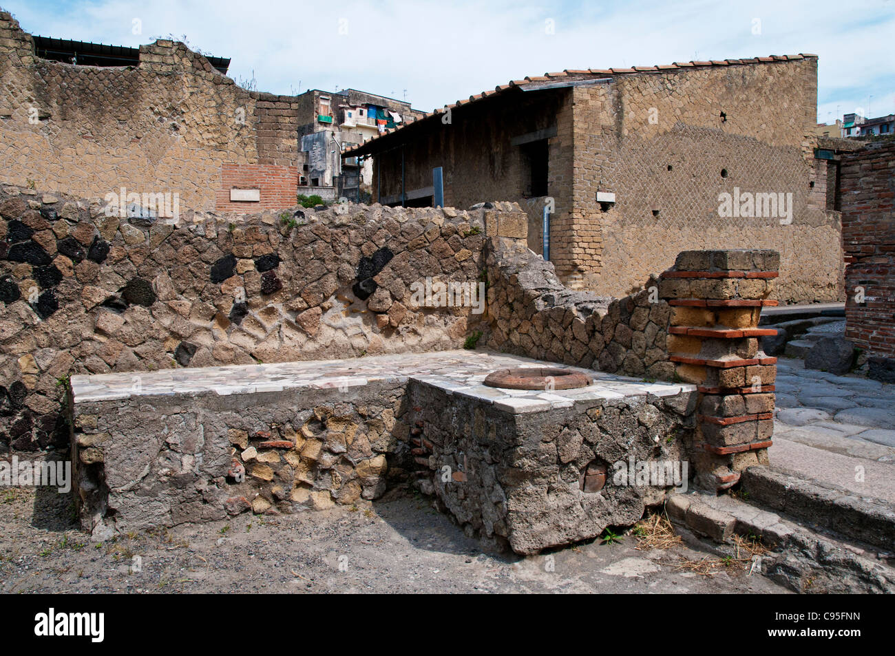 Un thermopolium avec son comptoir en marbre mais seulement une terre réfractaire contenant (dolium), Herculanum, Italie Banque D'Images