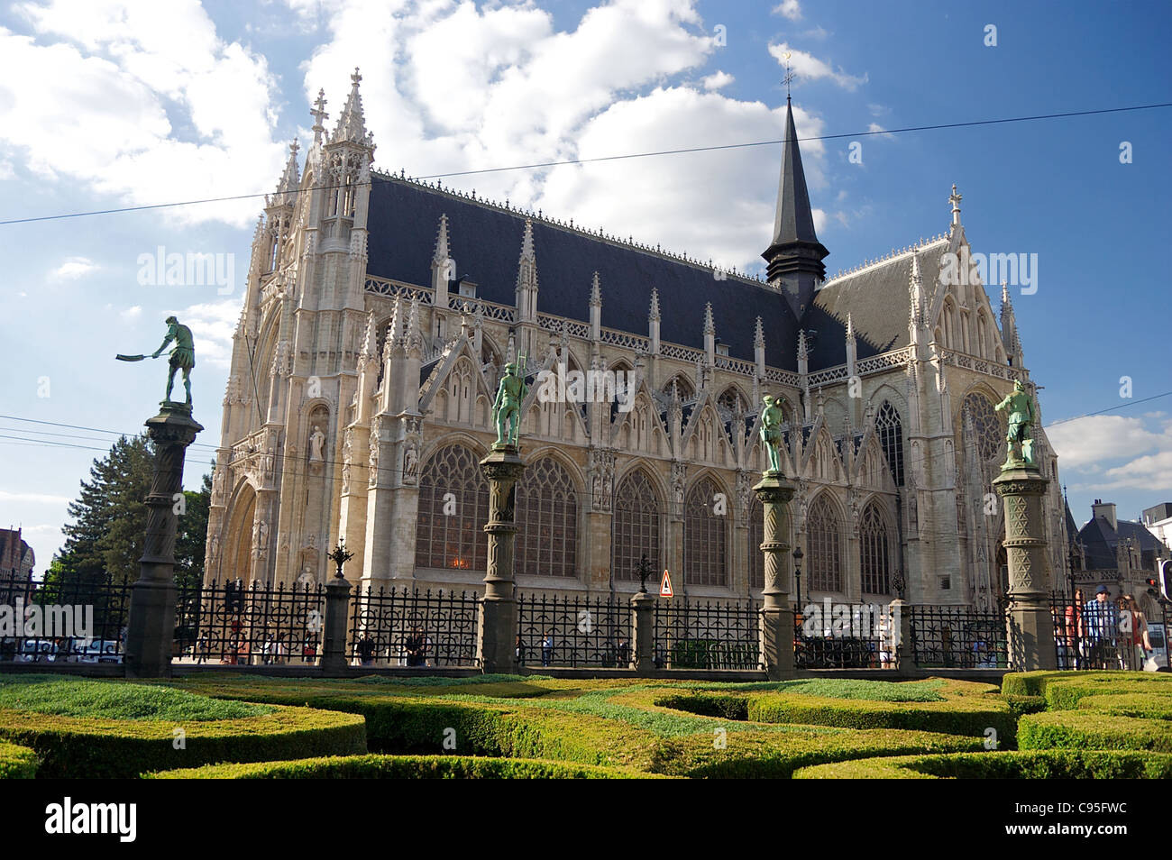 Petit Sablon park et l'Eglise Notre Dame du Sablon (église Notre Dame de Sablon ). Bruxelles, Belgique Banque D'Images