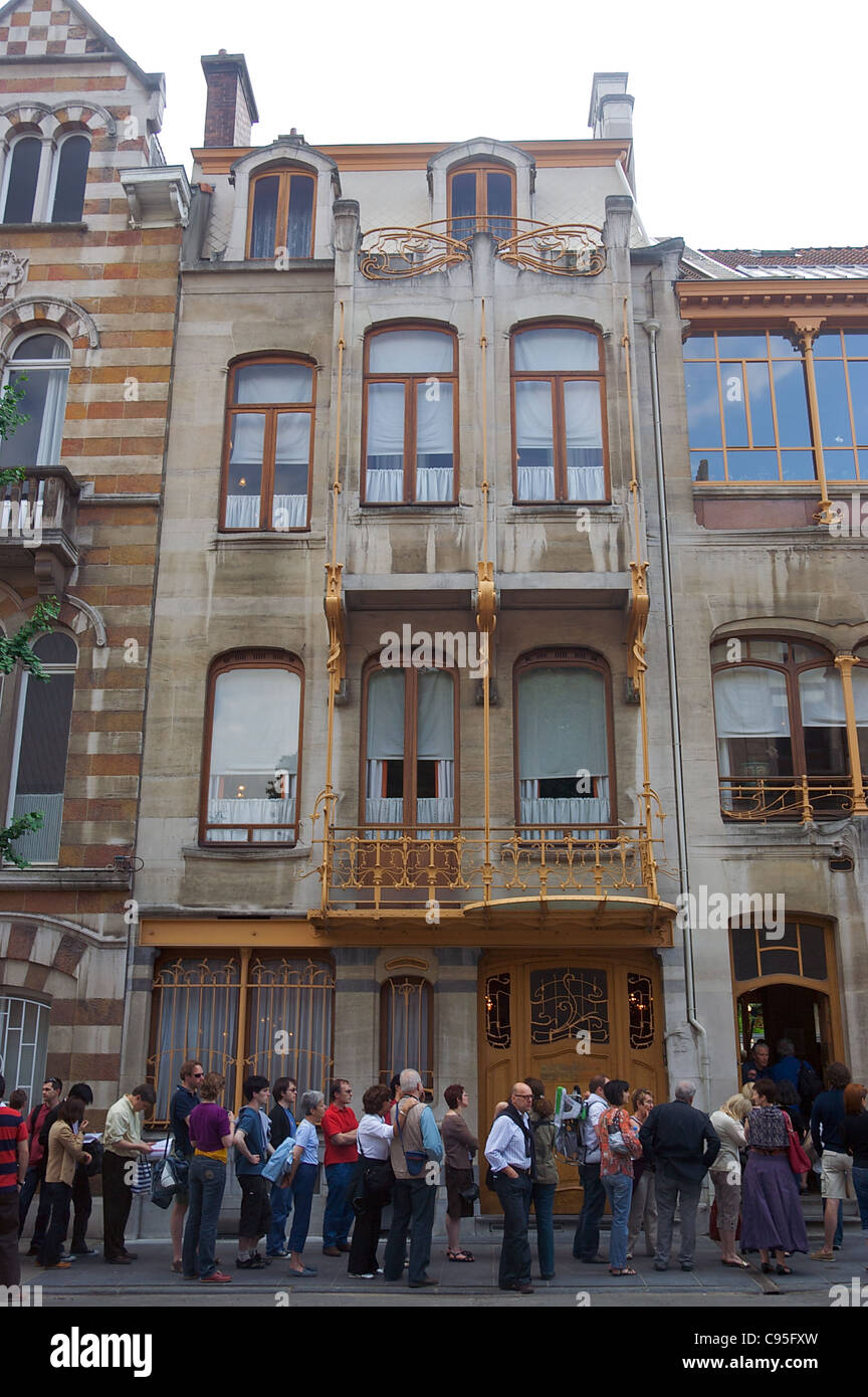 Les gens attendent en file pour visiter le Musée Horta, ancienne demeure de l'architecte et designer Art Nouveau Victor Horta Banque D'Images