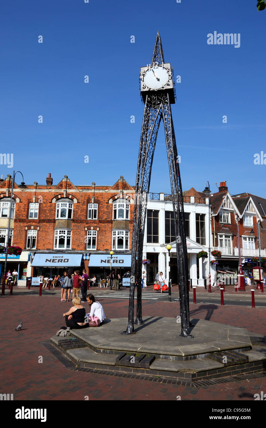 L'horloge du millénaire avec le centre commercial Victoria Place derrière, Fiveways , Grosvenor Road, Royal Tunbridge Wells , Kent , Angleterre Banque D'Images