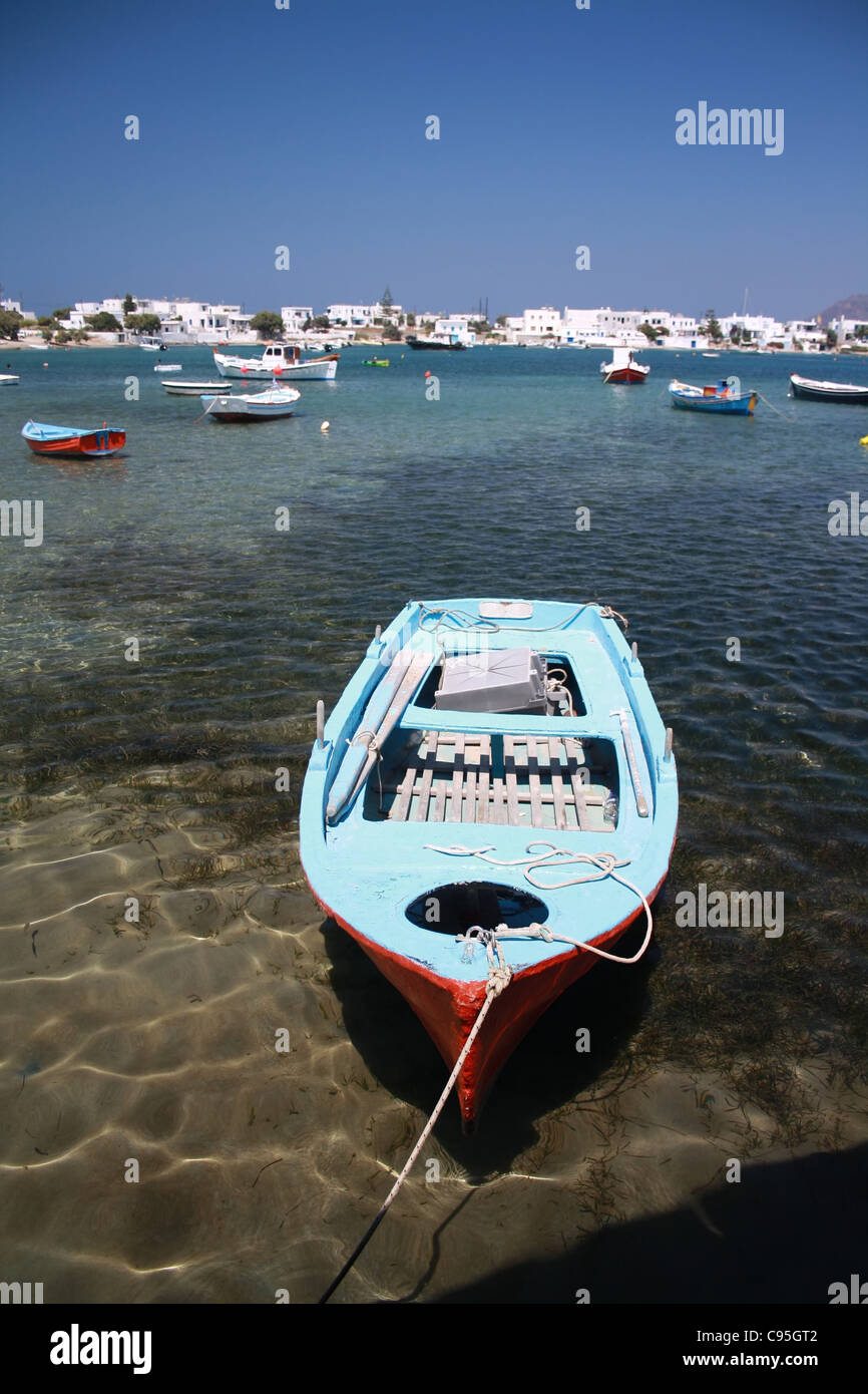 Petit bateau dans le port d'Apollonia, l'île de Milos, Grèce Banque D'Images