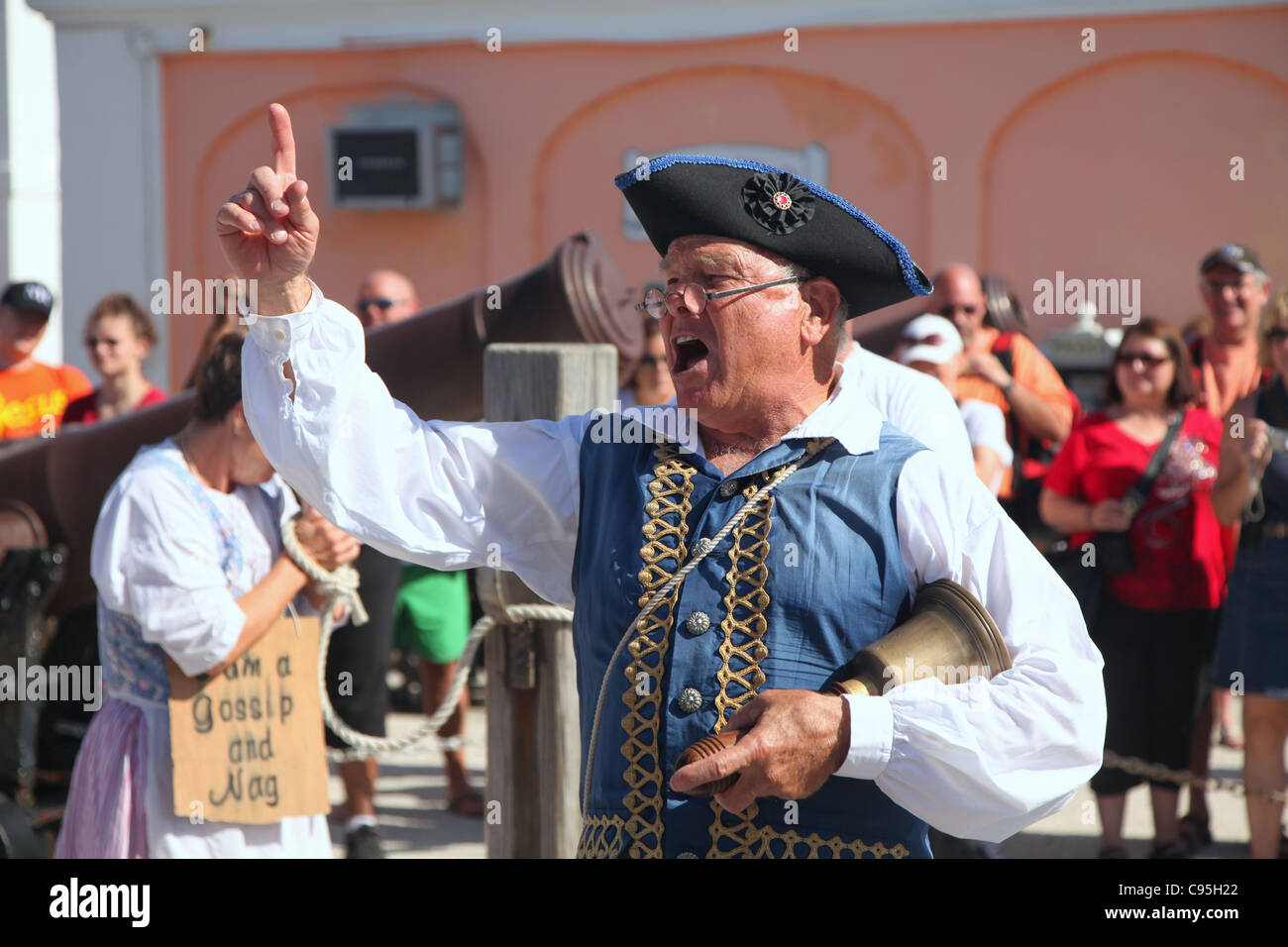 Une femme est condamnée à la 'Le tabouret Dunk', comme un 'nag et les potins ' dans une reconstitution historique à Saint-Georges, les Bermudes Banque D'Images