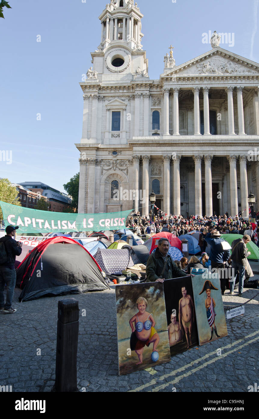 Les manifestants tente capitaliste la Cathédrale St Paul, Ville de London Uk Occupy London Banque D'Images