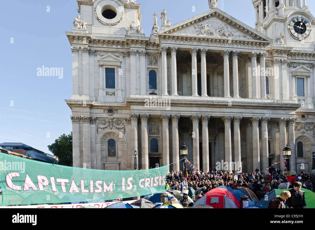 Les manifestants manifestants tente capitaliste la Cathédrale St Paul, Ville de London Uk Occupy London Banque D'Images