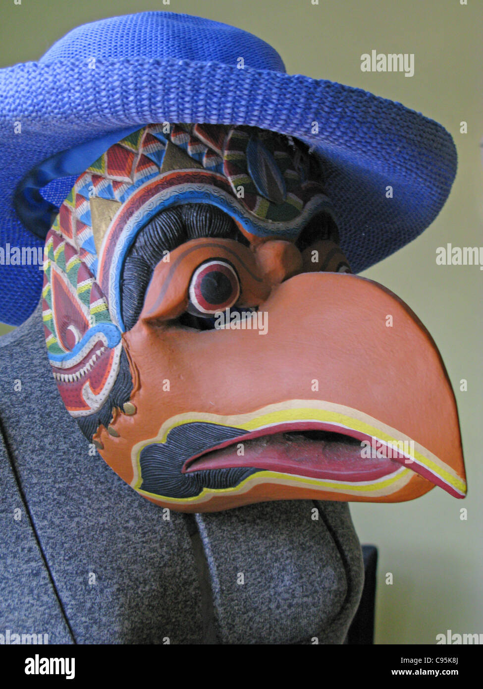 Masque oiseau sur mannequin avec hat Banque D'Images