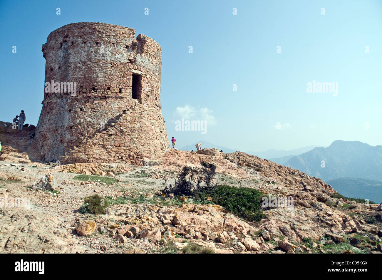 Les touristes visitant la Tour de Turghiu, une vieille tour génoise de guet et fort au-dessus du Golfe de Porto sur la côte ouest de l'île de Corse, France. Banque D'Images