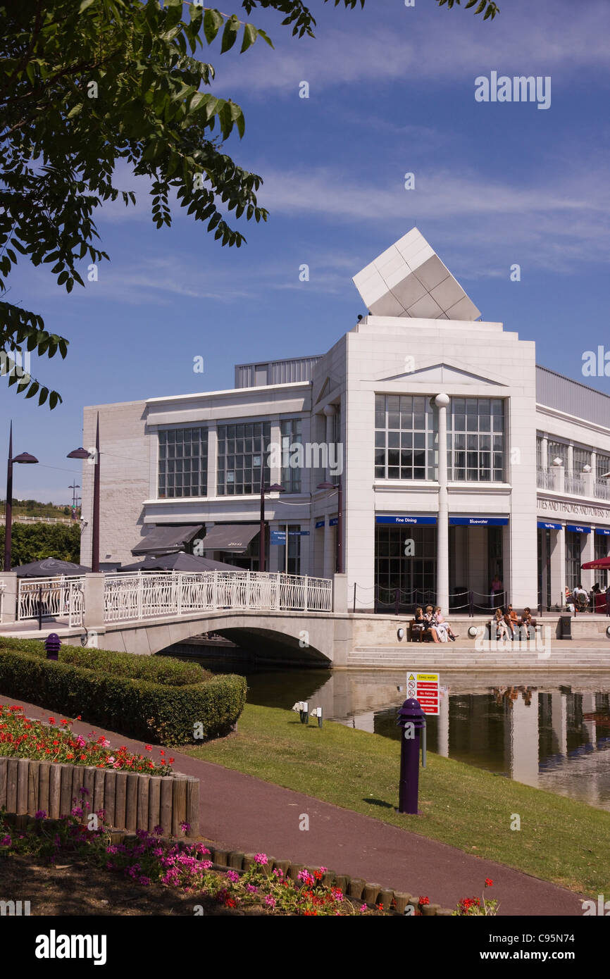 Lac et pont en face de l'architecture moderne à Bluewater shopping centre, Greenhithe, Kent, England, UK Banque D'Images