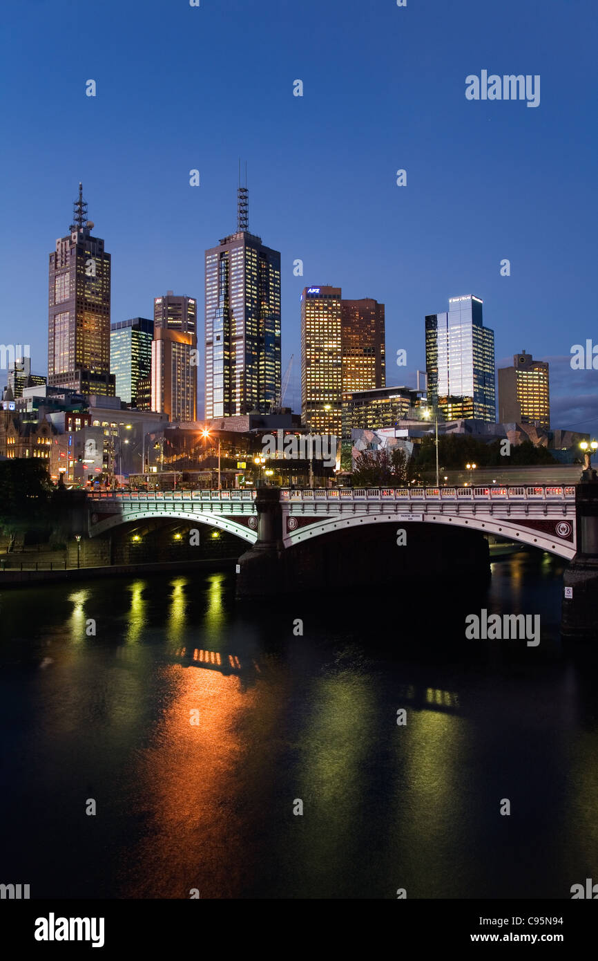 Vue sur la rivière Yarra à city skyline at Dusk. Melbourne, Victoria, Australie Banque D'Images