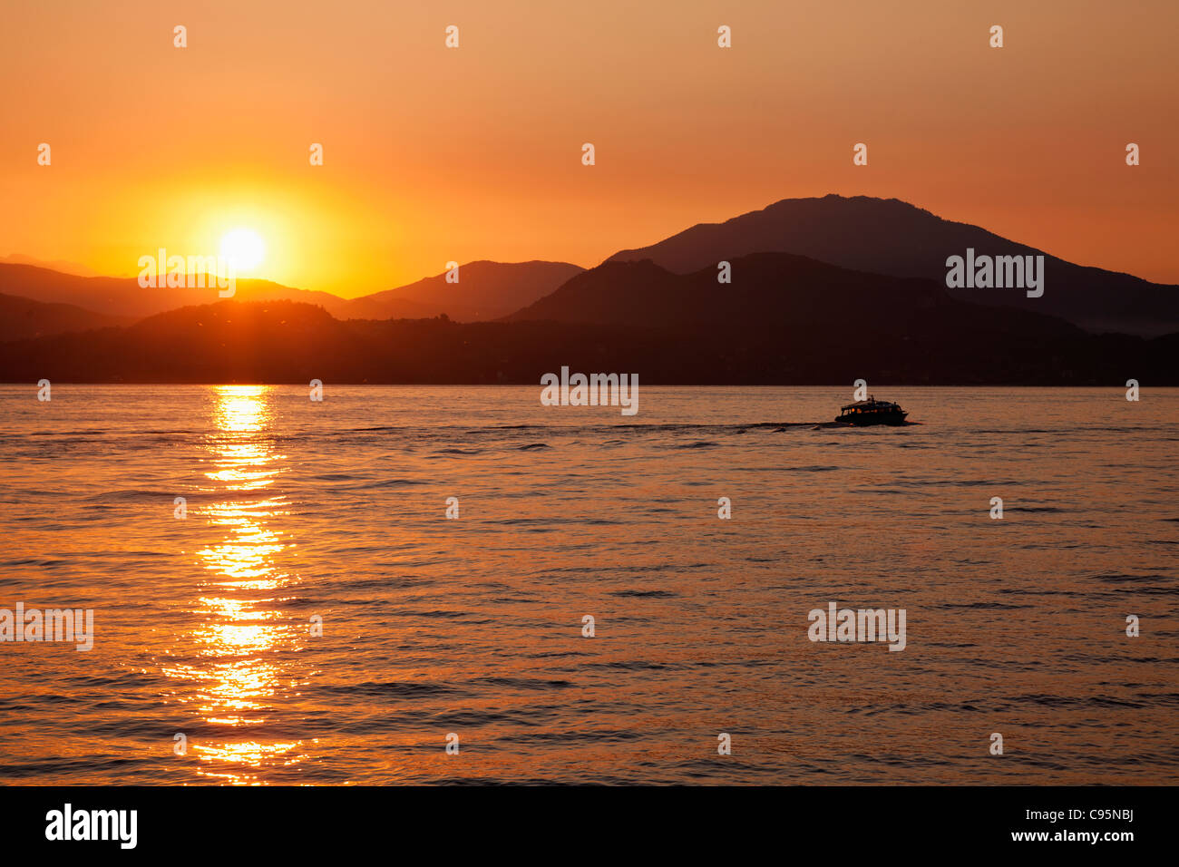L'Italie, le Piémont, le Lac Majeur, Stresa, lever du soleil sur le Lac Majeur Banque D'Images