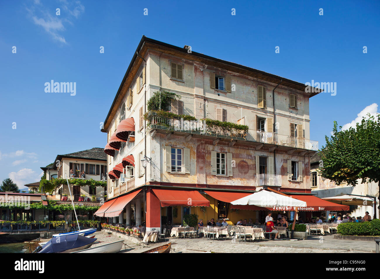 L'Italie, le Piémont, Le Lac d'Orta, Orta Ville, le restaurant au bord du Lac Banque D'Images