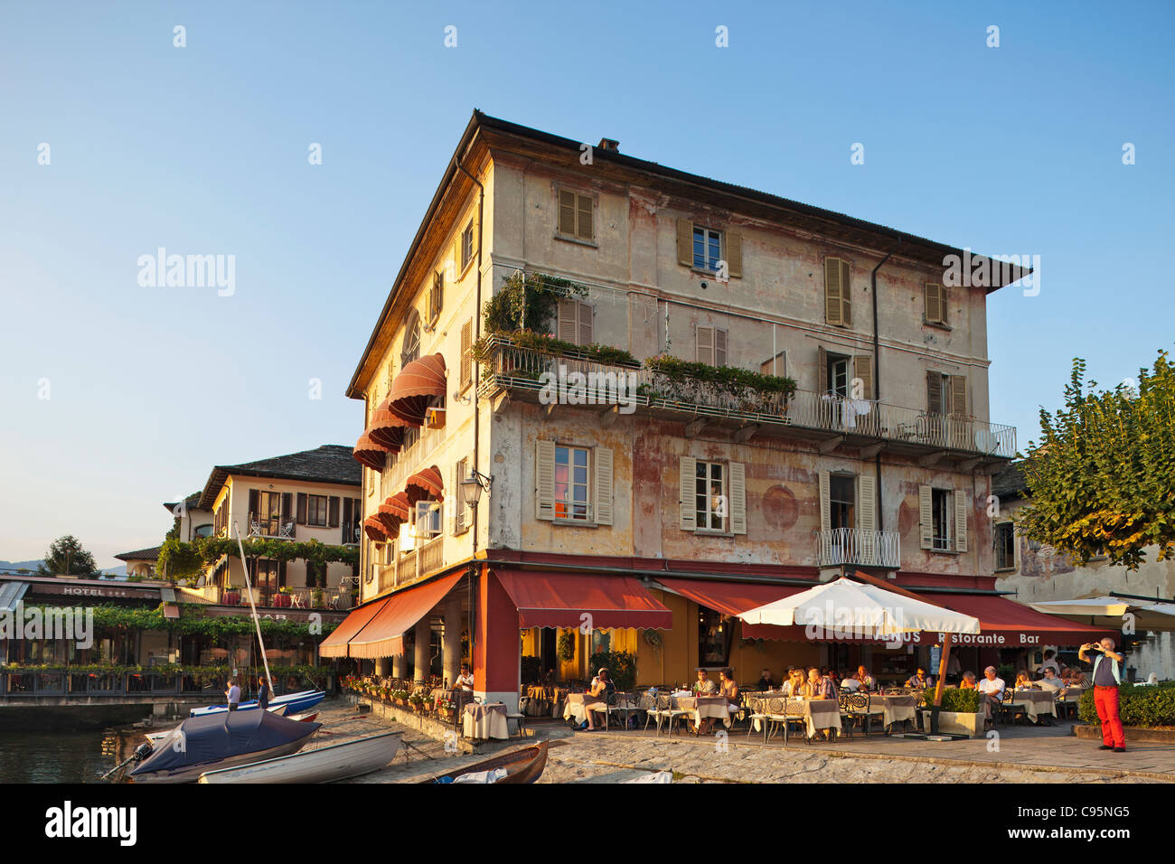 L'Italie, le Piémont, Le Lac d'Orta, Orta Ville, le restaurant au bord du Lac Banque D'Images