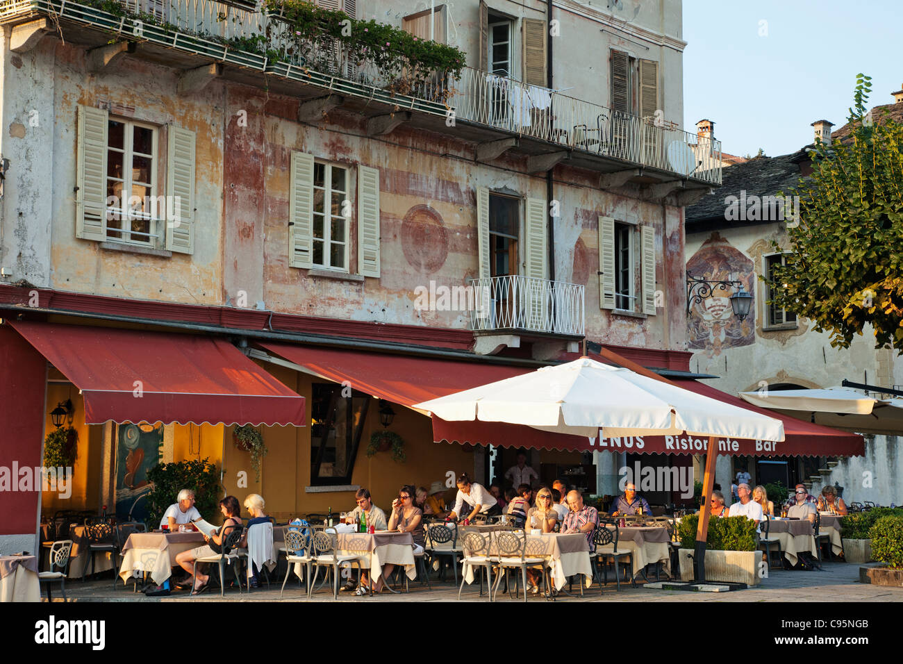 L'Italie, le Piémont, Le Lac d'Orta, Orta Ville, le restaurant au bord du Lac Banque D'Images