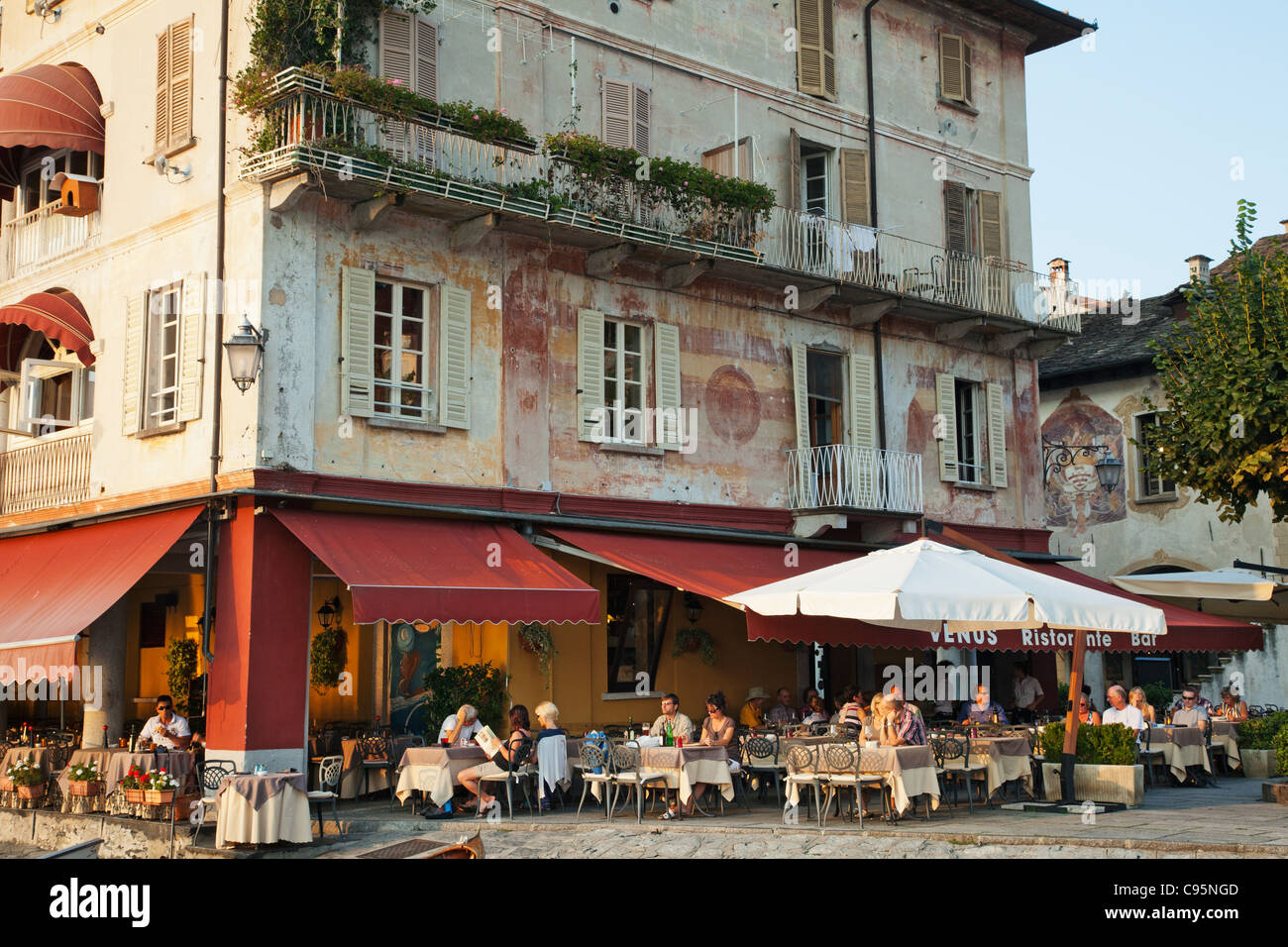 L'Italie, le Piémont, Le Lac d'Orta, Orta Ville, le restaurant au bord du Lac Banque D'Images