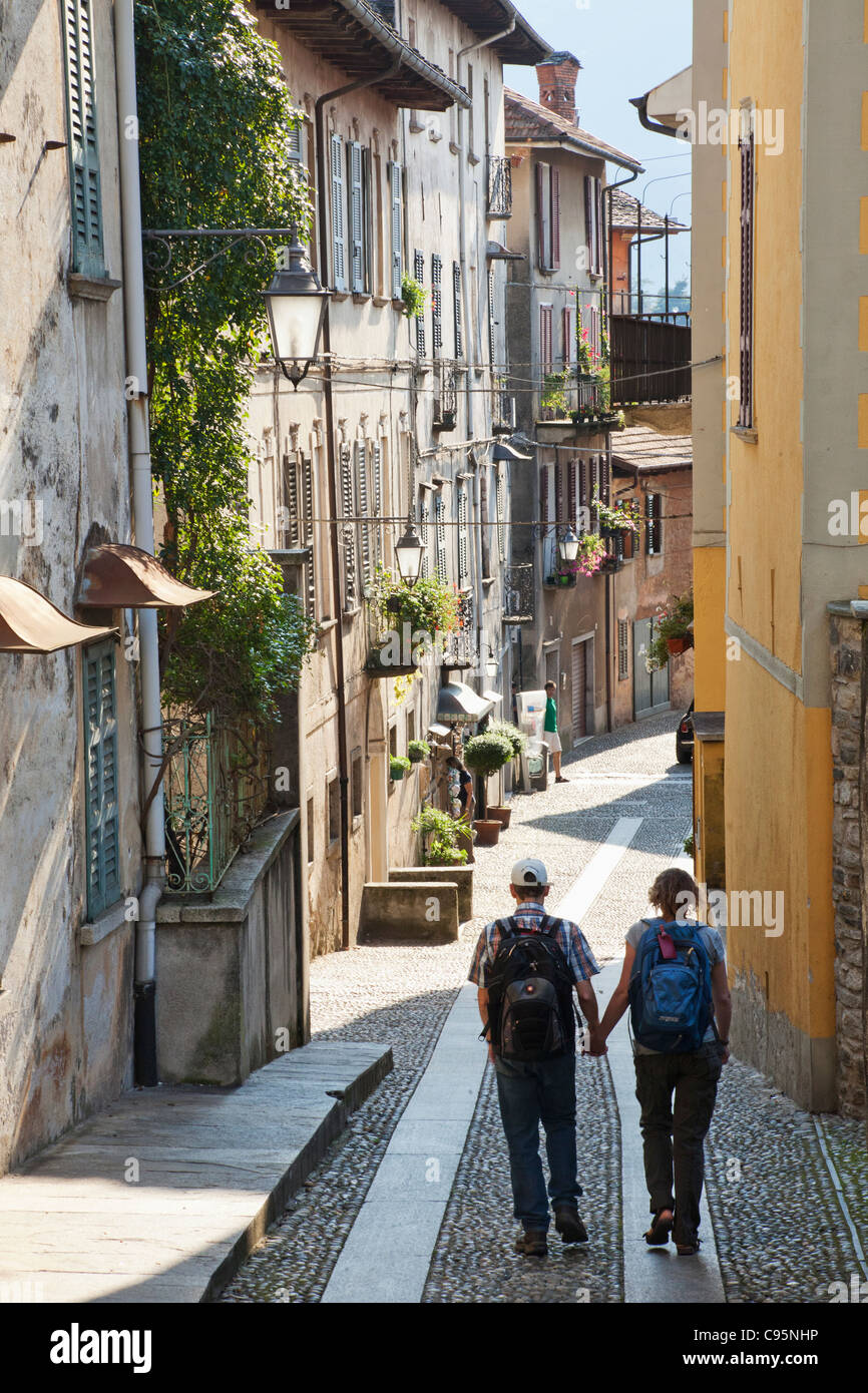 L'Italie, le Piémont, Le Lac d'Orta, Orta Ville, en train de marcher dans la rue étroite Banque D'Images