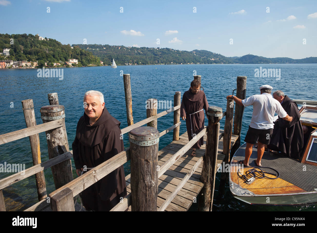 L'Italie, le Piémont, Le Lac d'Orta, moines franciscains arrivant à l'île de San Giulio Banque D'Images
