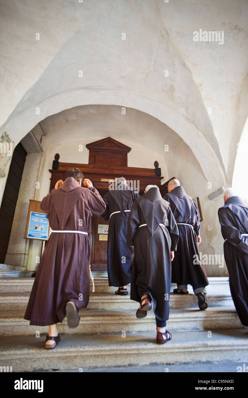 L'Italie, le Piémont, Le Lac d'Orta, moines franciscains entrant dans la Basilique de Saint Giulio Banque D'Images
