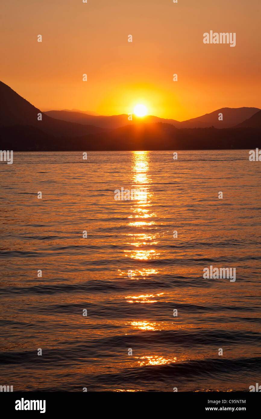 L'Italie, le Piémont, le Lac Majeur, Stresa, lever du soleil sur le Lac Majeur Banque D'Images