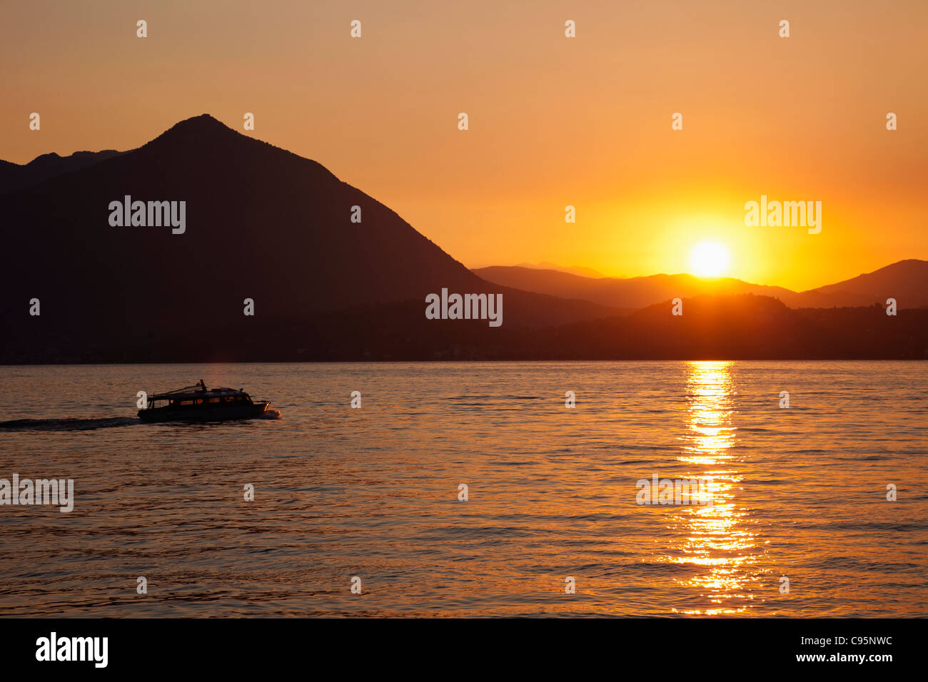 L'Italie, le Piémont, le Lac Majeur, Stresa, lever du soleil sur le Lac Majeur Banque D'Images