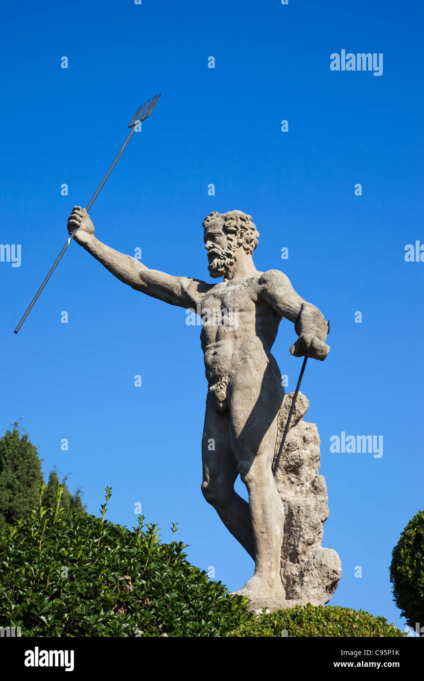 L'Italie, le Piémont, le Lac Majeur, Stresa, Isola Bella, Palais Borromeo jardin, statue de Neptune Banque D'Images