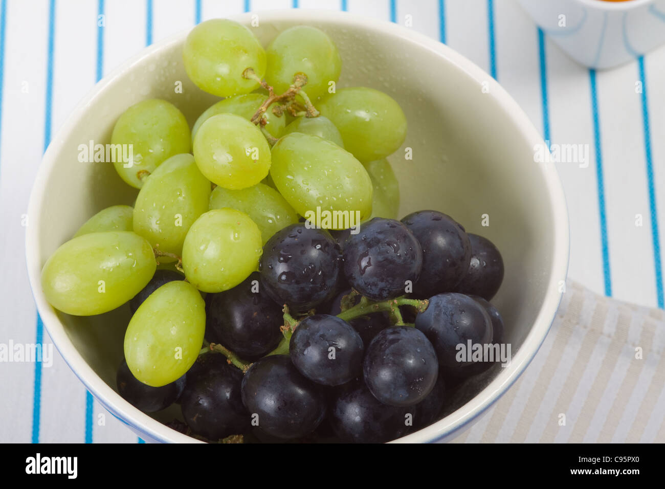 Raisins dans un bol Banque D'Images