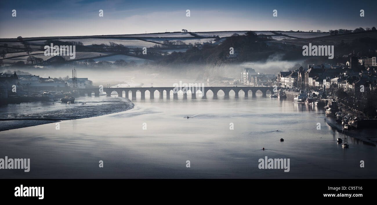 Un seul rameur près de Bideford long pont sur la rivière Torridge à Bideford, North Devon Banque D'Images