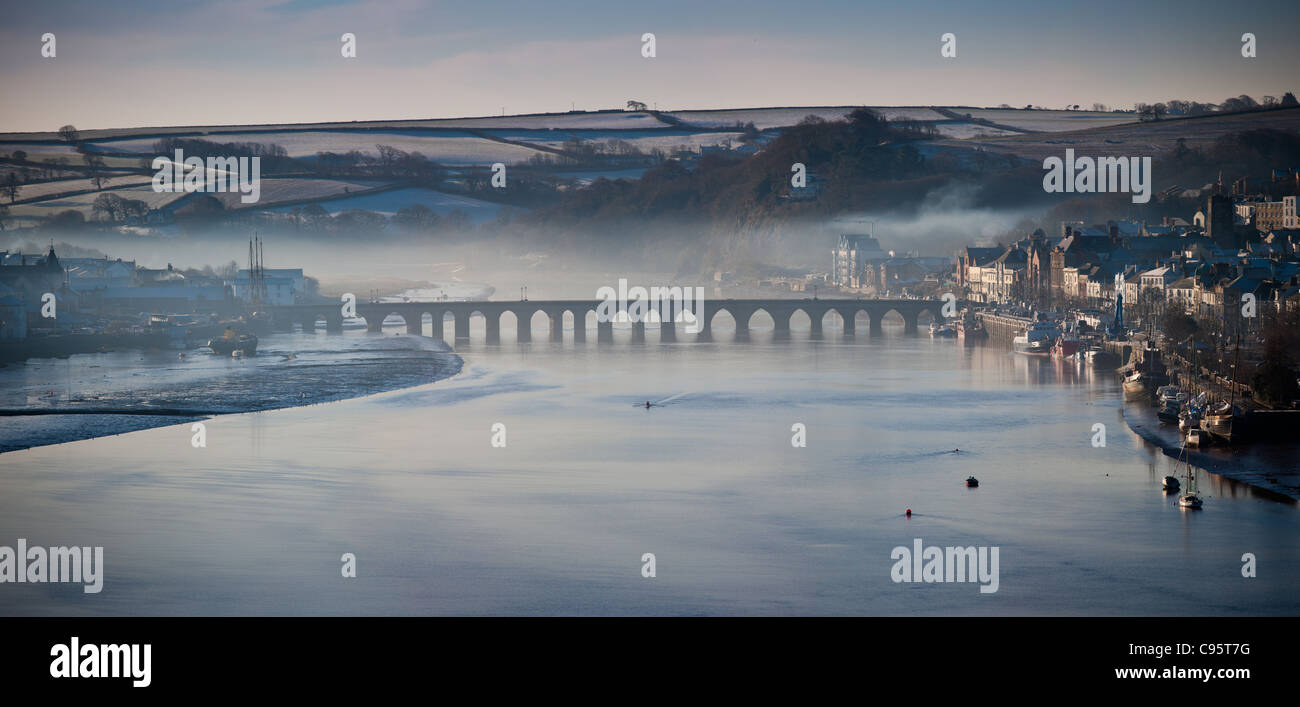 Un seul rameur près de Bideford long pont sur la rivière Torridge à Bideford, North Devon Banque D'Images