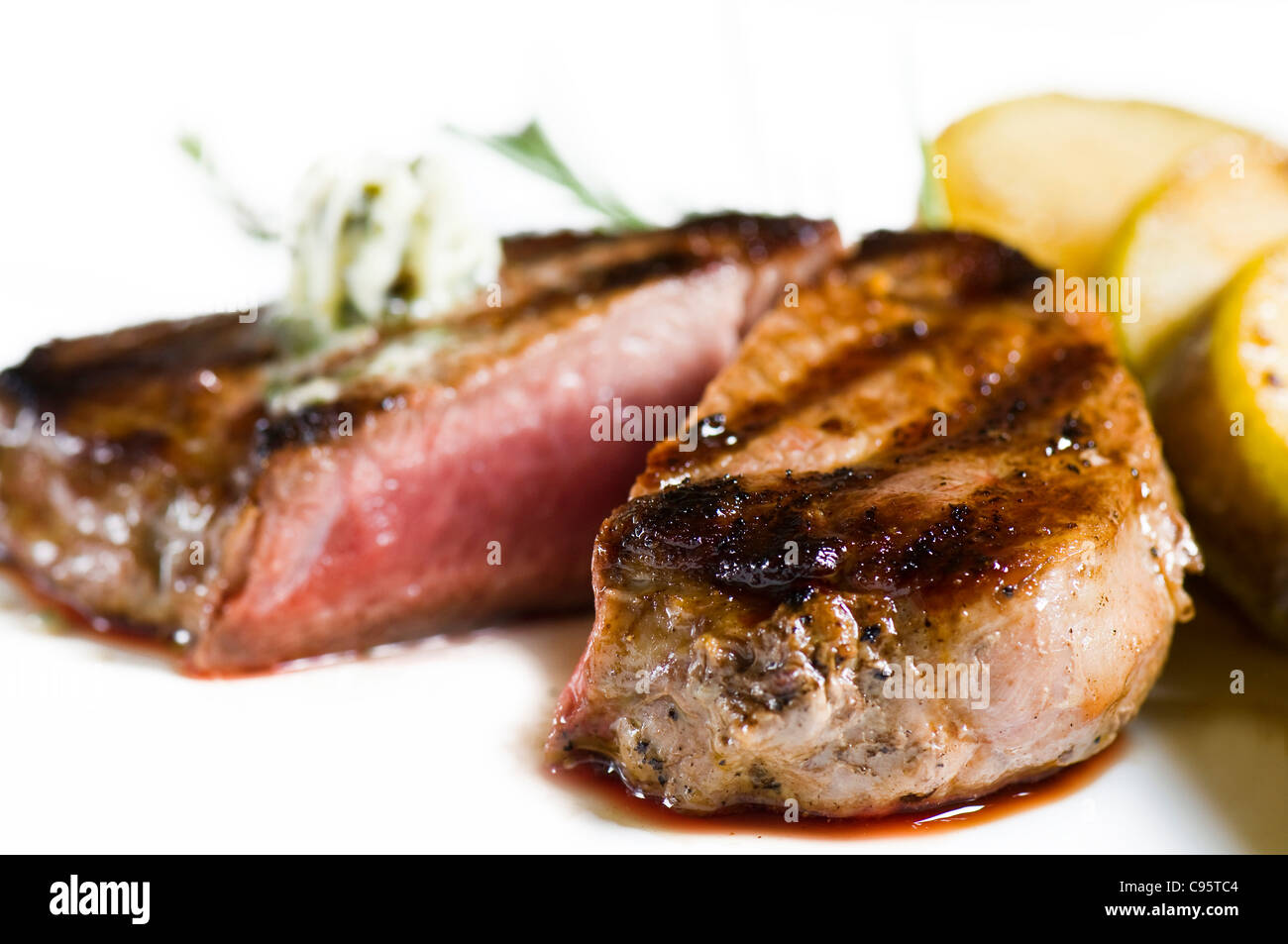 Steak de sanglier au beurre d'herbes Banque D'Images