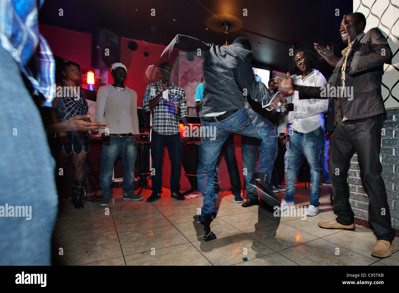 La danse des immigrés africains à Athènes, Grèce. Banque D'Images