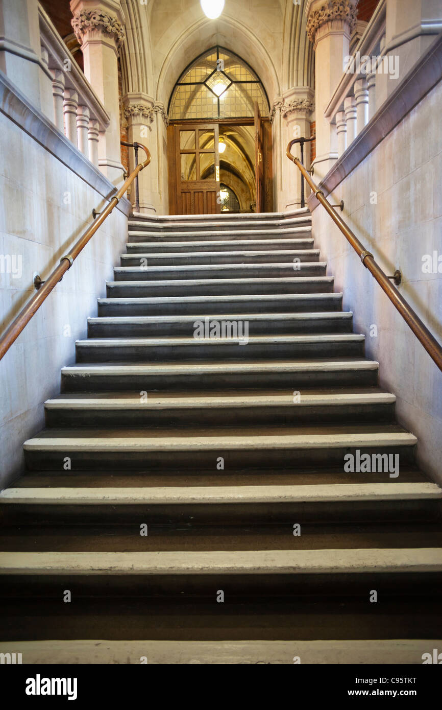 L'Angleterre, Londres, la Royal Courts of Justice, un escalier Banque D'Images