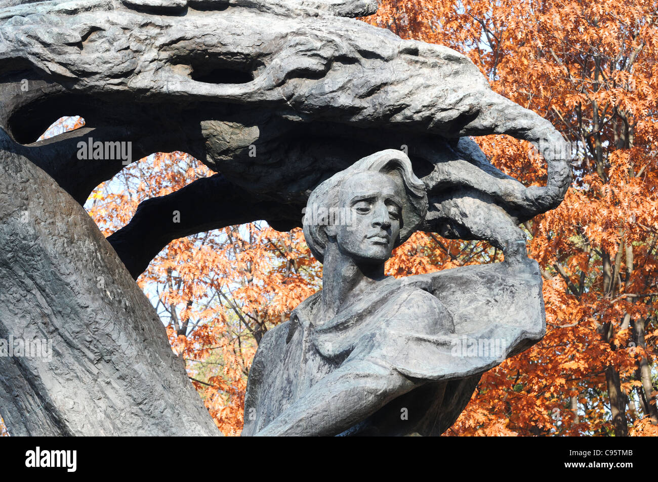 Frederic Chopin monument conçu en 1907 par Waclaw Szymanowski en bains royaux Lazienki Krolewskie (PARC) à Varsovie, Pologne Banque D'Images