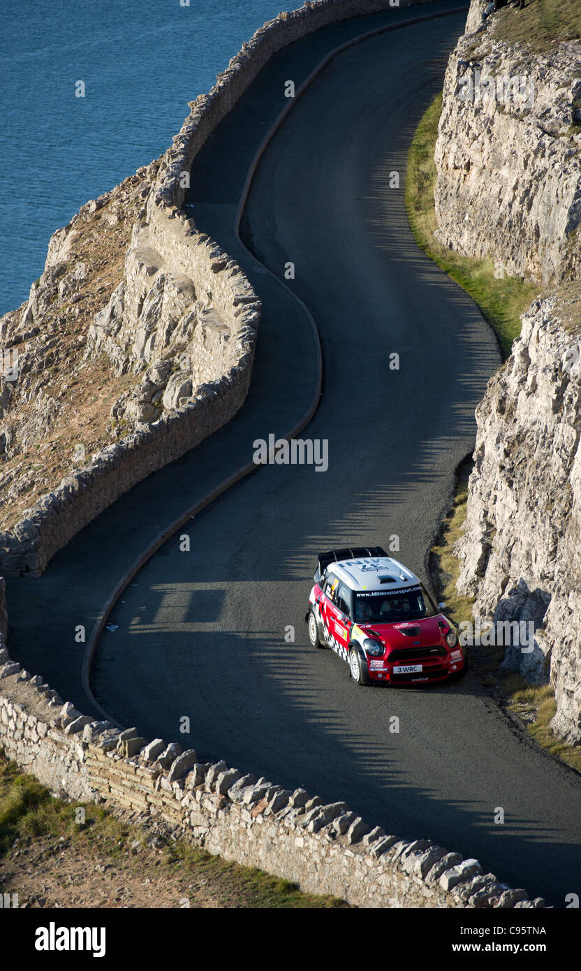 Une voiture de rallye est vu pendant une étape du Rallye du Pays de Galles GBR Novembre 2011 Banque D'Images