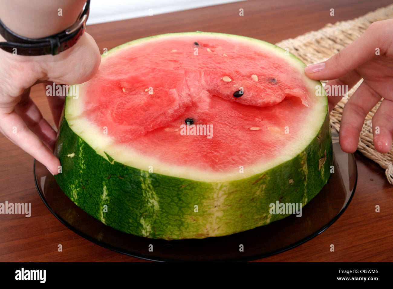 Une tranche de melon d'eau juteux Banque D'Images