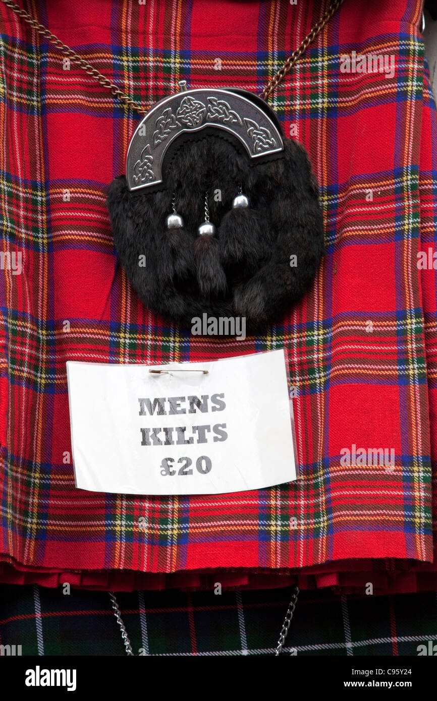 L'Écosse, Édimbourg, le Royal Mile, une boutique de souvenirs de l'affichage et le kilt écossais Sporran Banque D'Images