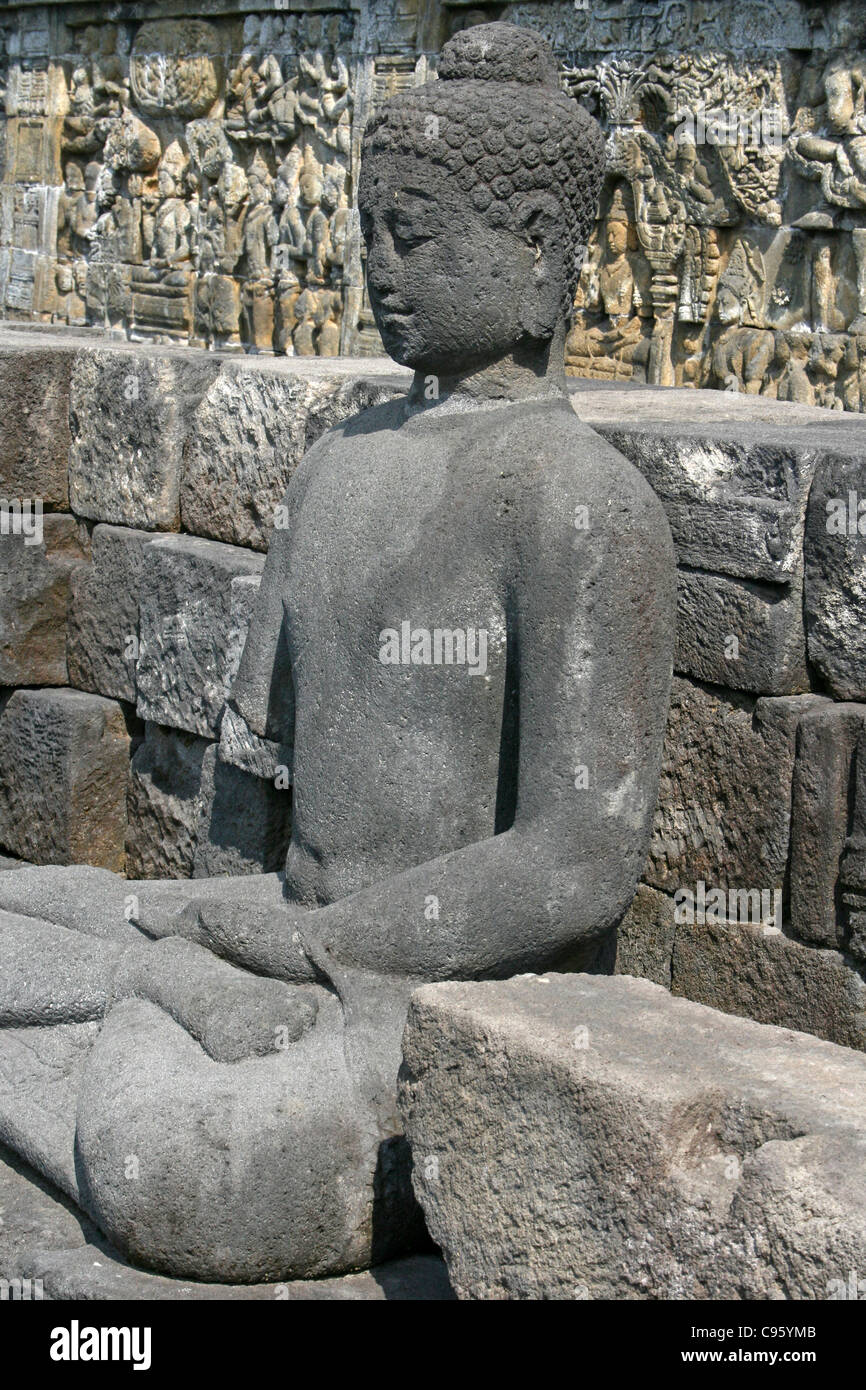 Sculpture de Bouddha en pierre, Temple de Borobudur, à Java Banque D'Images