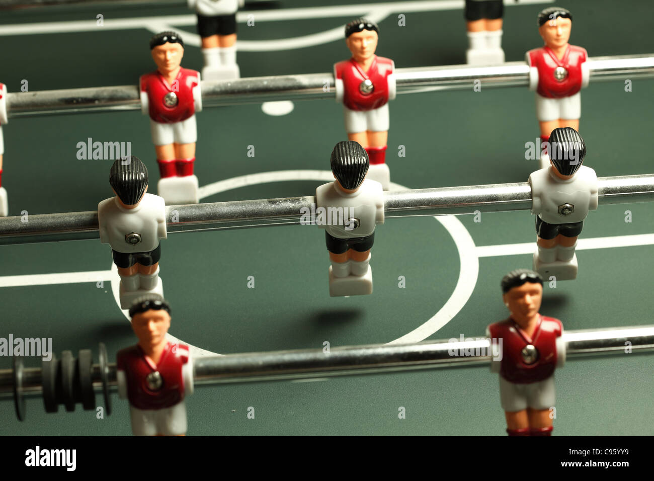 Jeu de baby-foot, Soccer table avec des joueurs rouge et bleu Banque D'Images