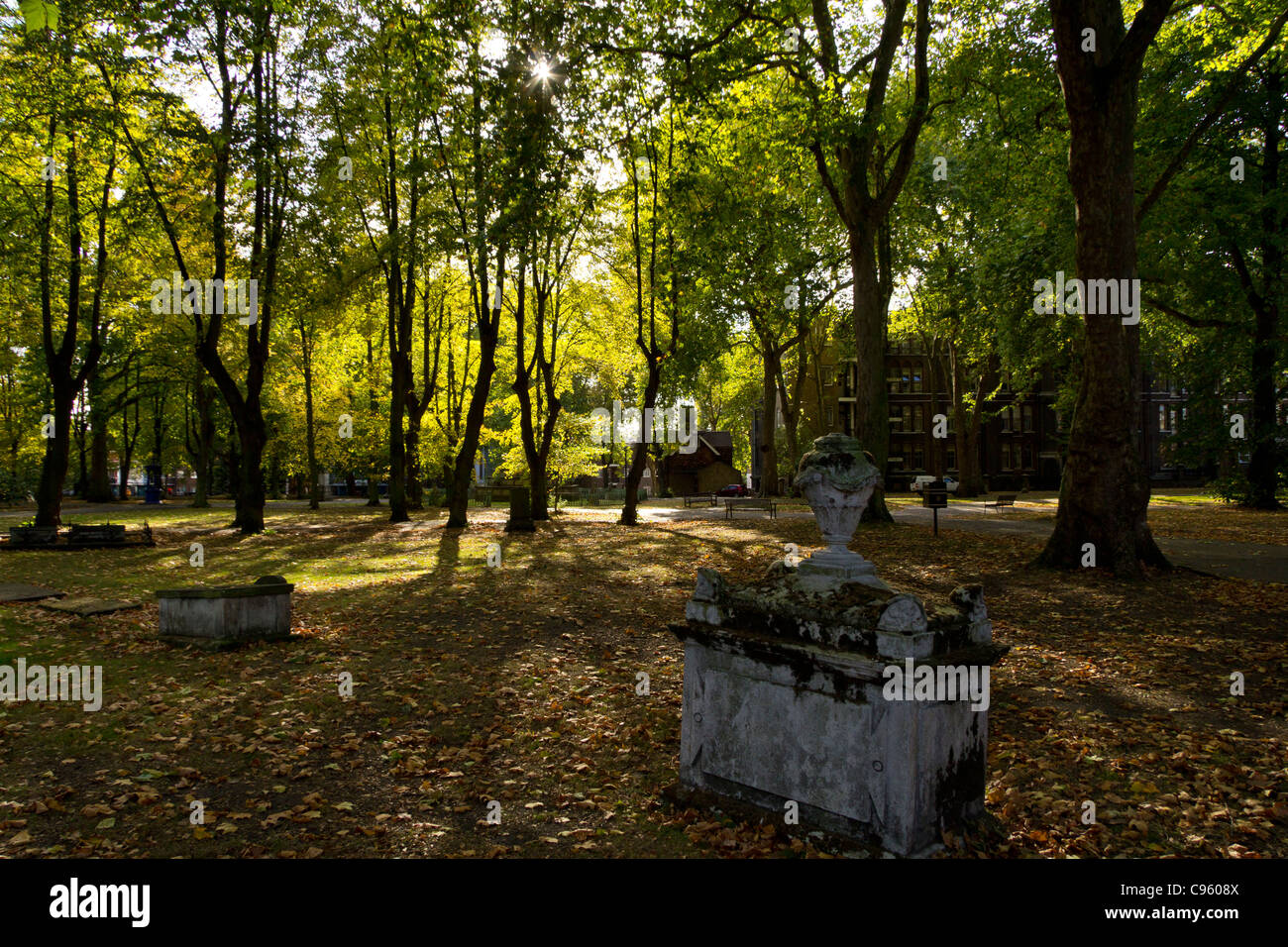 Pierres tombales anciennes et monuments historiques à St Pancras jardins qui était connu sous le nom de St Pancras - cimetière de l'hôpital de l'arrière-plan Banque D'Images