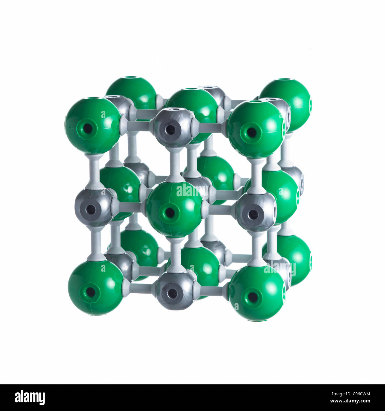 Treillis de chlorure de sodium. Les atomes sont représentés comme des sphères et sont de couleurs différentes : le sodium (argent) et le chlore (vert). Banque D'Images