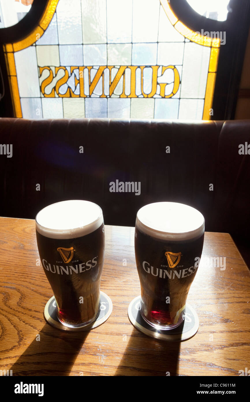République d'Irlande, deux pintes de Guinness Banque D'Images