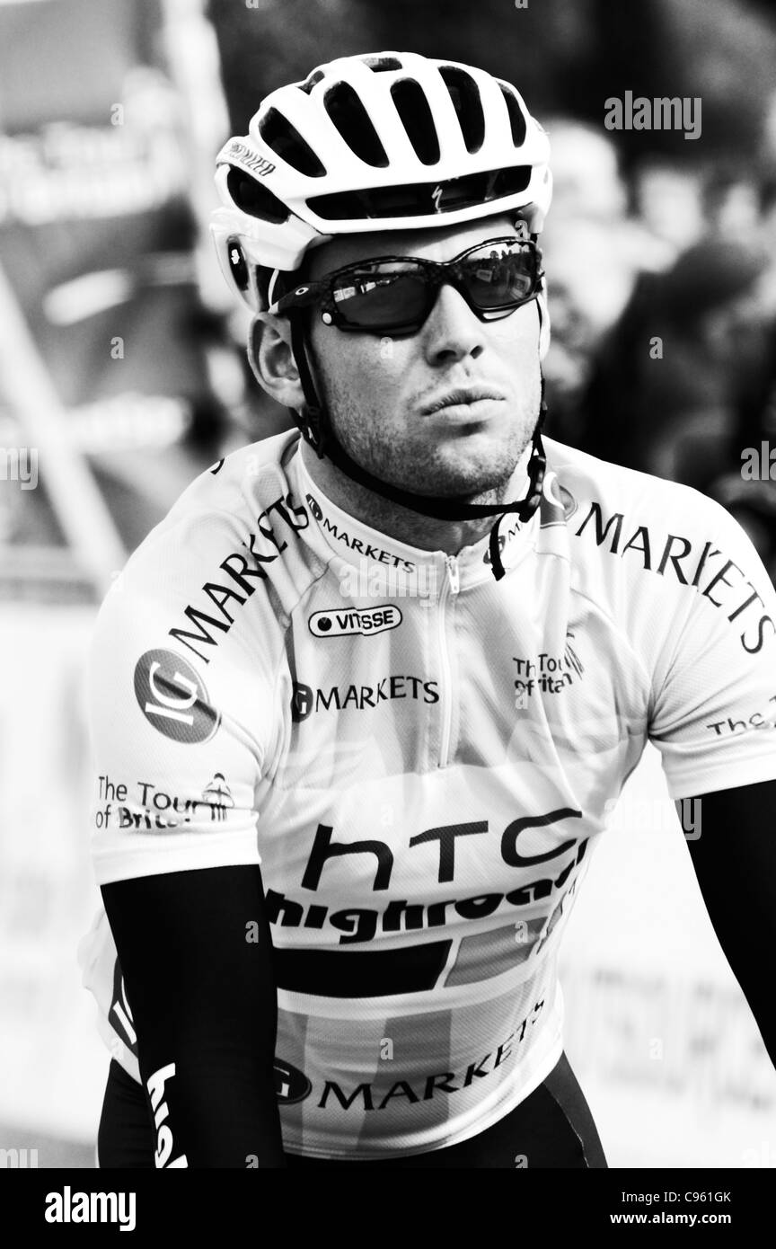 Champion du monde de cyclisme Mark Cavendish est le port du maillot jaune ou d'or sur la troisième journée du Tour de Grande-Bretagne 2011 Banque D'Images
