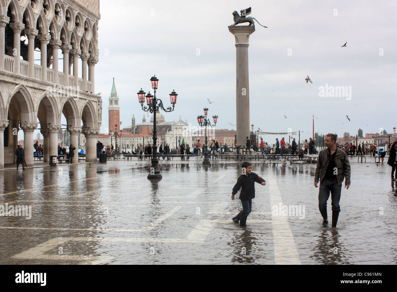 Acqua Alta à la place Saint Marc, Venise, Italie Banque D'Images