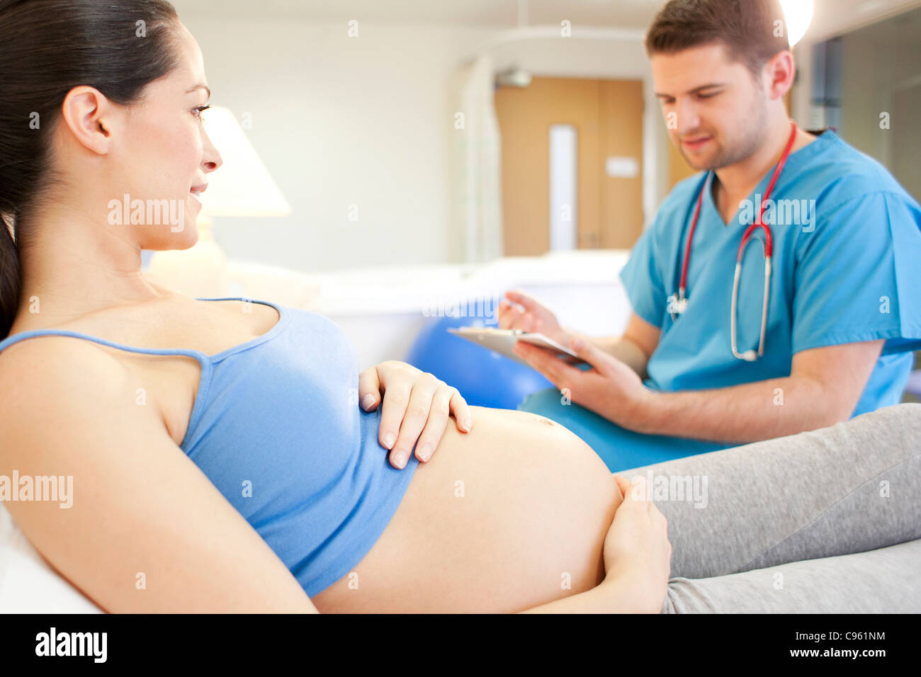 Centre de naissance. Contrôle de la sage-femme sur une femme enceinte dans une chambre dans un centre de naissance. Banque D'Images