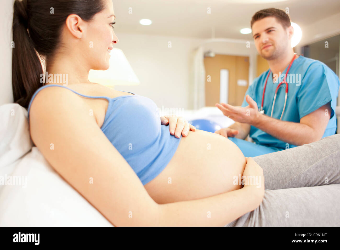 Centre de naissance. Contrôle de la sage-femme sur une femme enceinte dans une chambre dans un centre de naissance. Banque D'Images