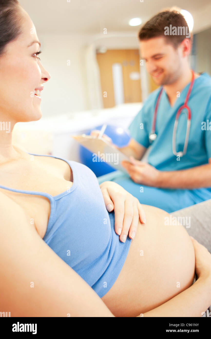 Centre de naissance. Contrôle de la sage-femme sur une femme enceinte dans une chambre dans un centre de naissance. Banque D'Images