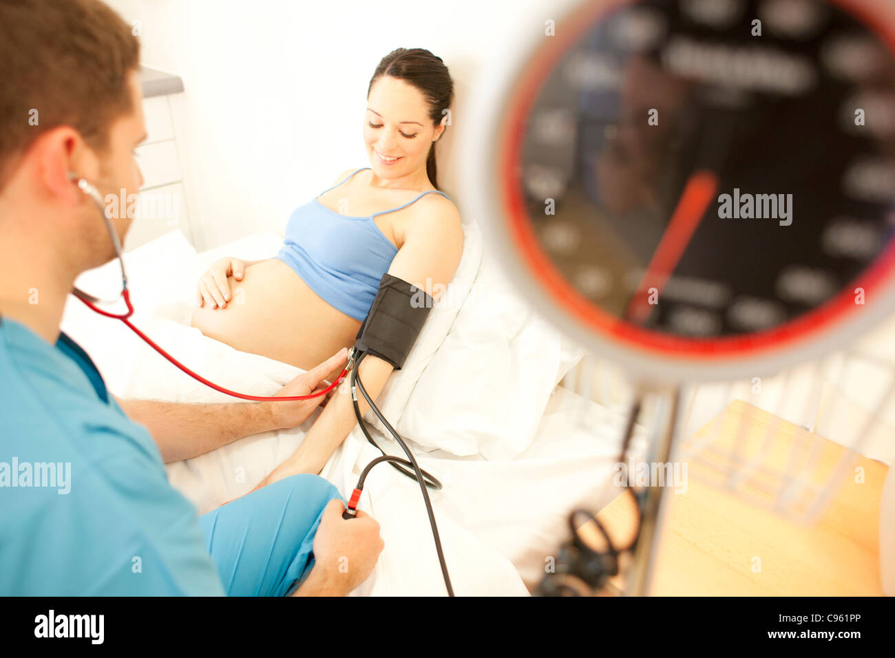 Examen obstétrique. Sage-femme lors de la mesure d'une femme enceinte a une tension artérielle à un centre de naissance. Banque D'Images
