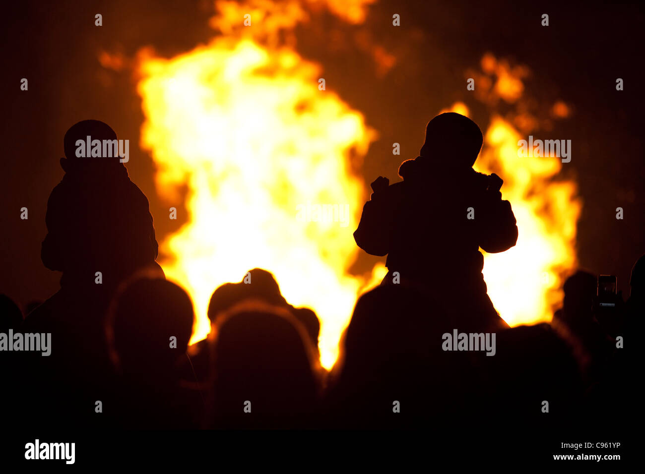 La silhouette des familles par les flammes de regarder un feu de joie sur la nuit de Guy Fawkes, Winbledon Park, Londres, UK. Photo:Jeff Gilbert Banque D'Images