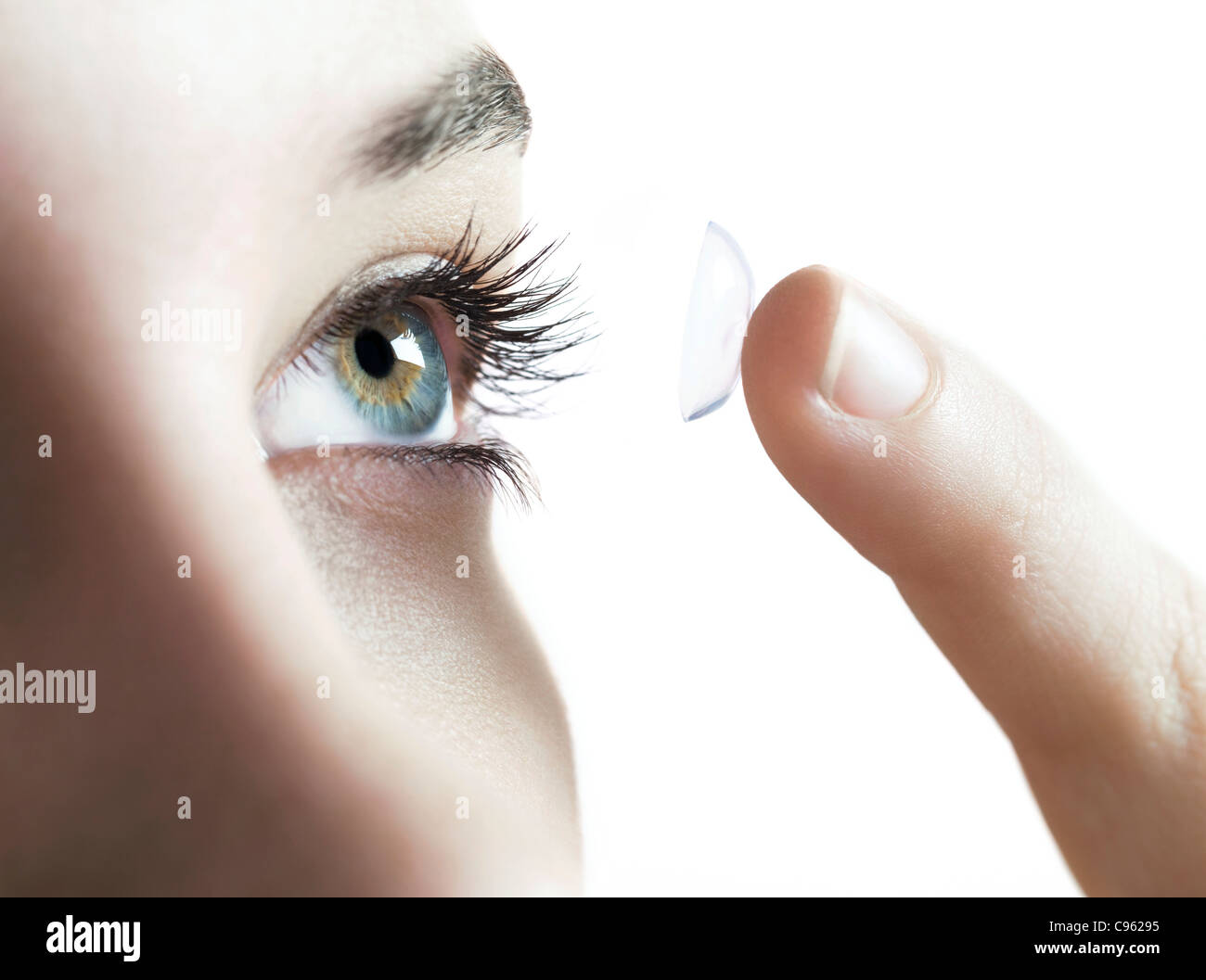L'utilisation de lentilles de contact. Woman putting dans une lentille de contact. Banque D'Images