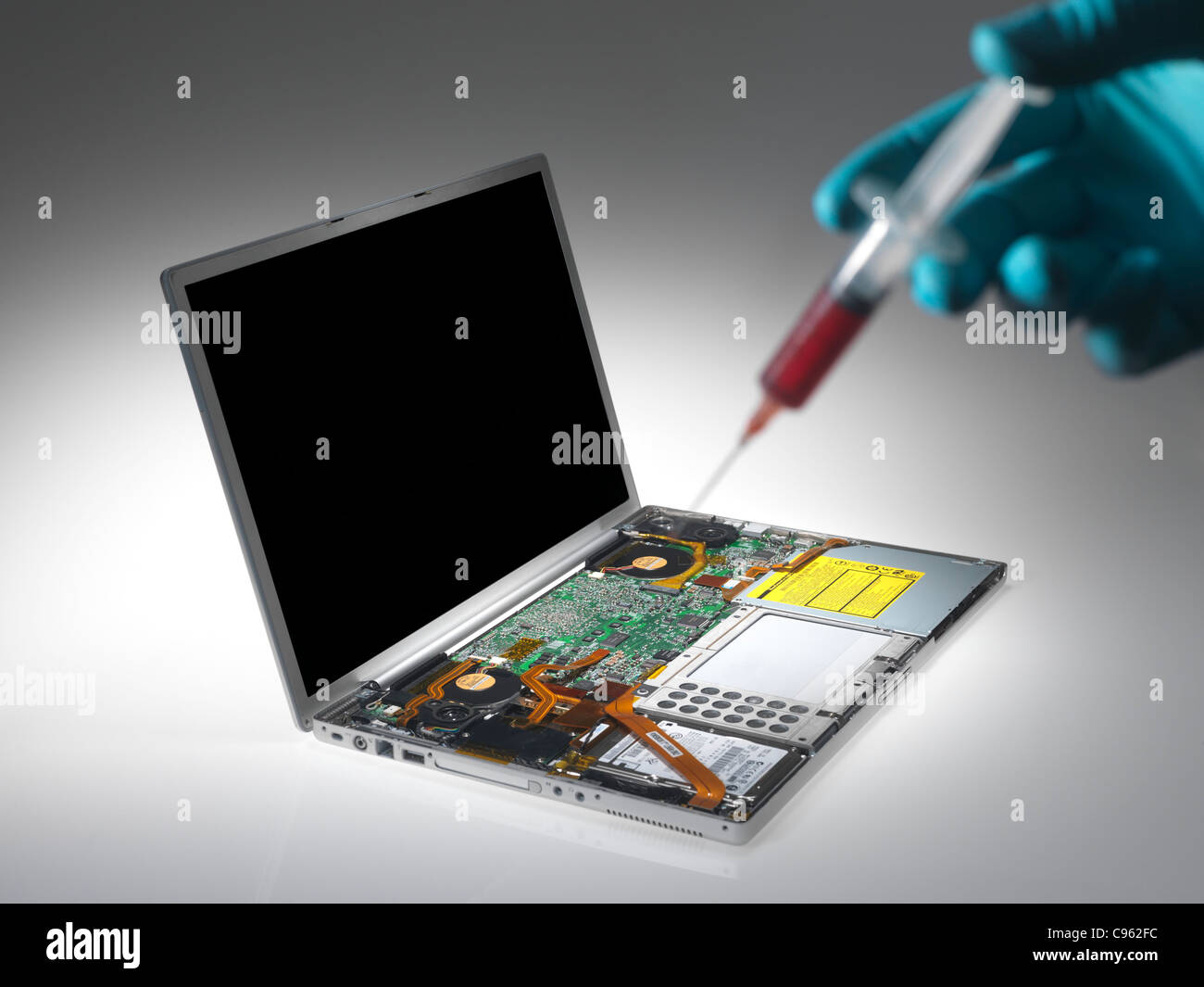 Virus informatique. Image conceptuelle d'un ordinateur portable d'être infecté par un virus. Banque D'Images