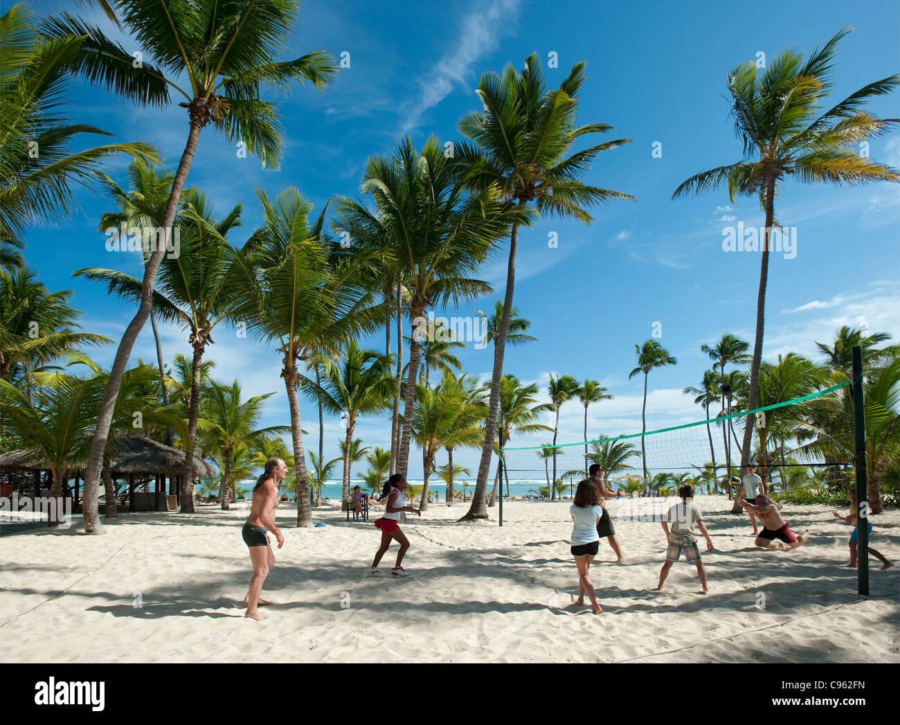 Volley-ball sur la plage de Bavaro au Riu Bambu Hotel, Punta Cana, République Dominicaine Banque D'Images