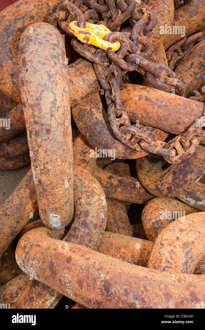 Old rusty chaîne d'ancre sur la jetée à Stromness, Orkney, au Royaume-Uni. Banque D'Images